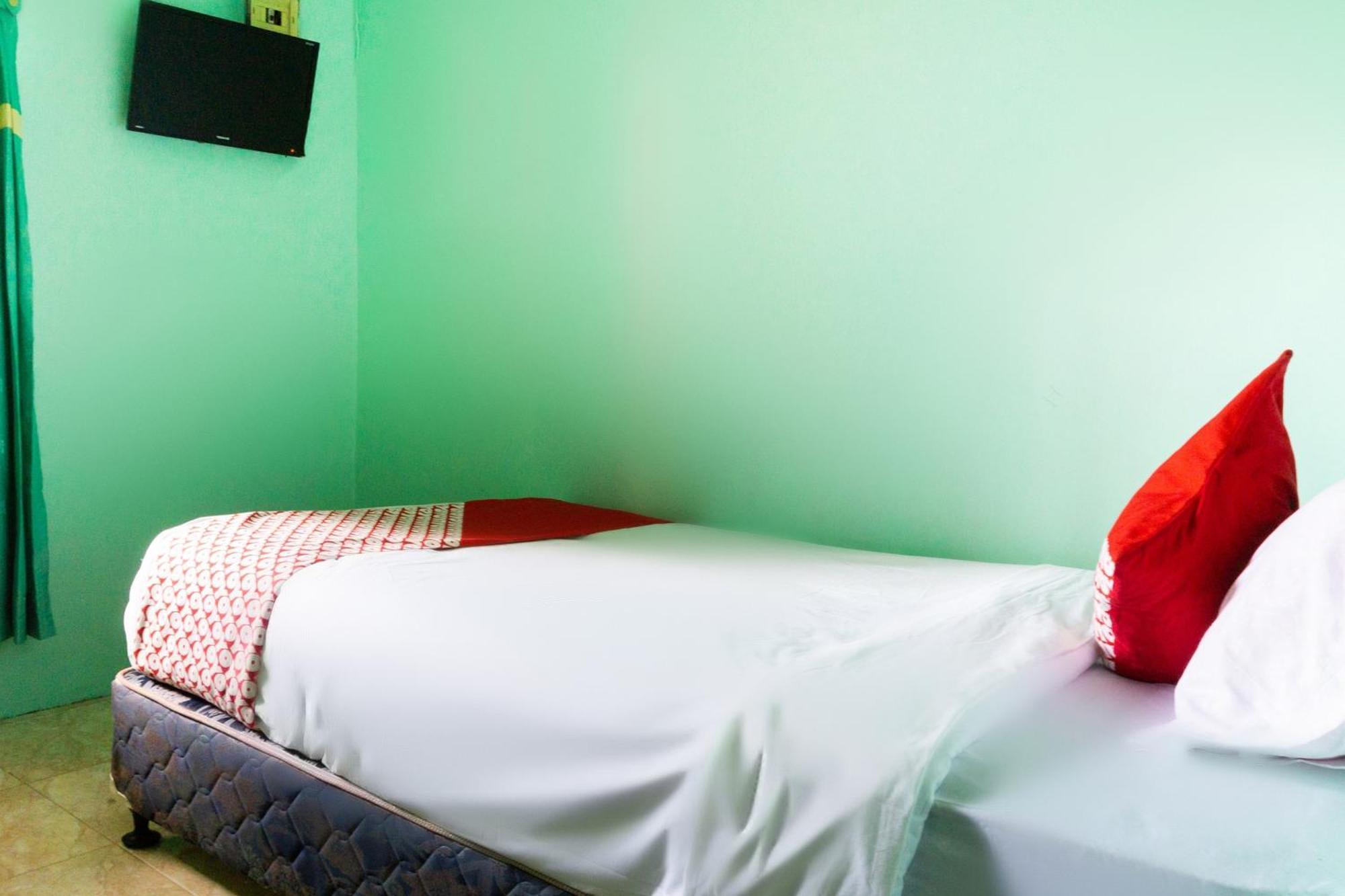 Oyo 3095 Semarapura Homestay Makassar Esterno foto